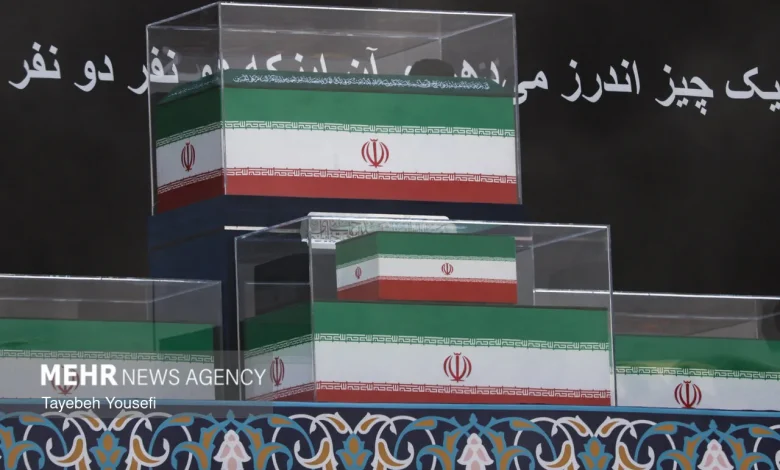 لحظه باشکوه اقامه نماز آیتالله سبحانی بر پیکر رهبر شهید انقلاب