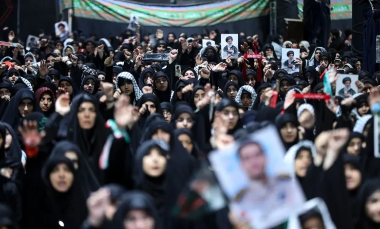 فریادهای لبیک یا حسین (ع) در اربعین حسینی؛ اجتماع پرشور دانشجویان در جوار محل عروج رهبر شهید