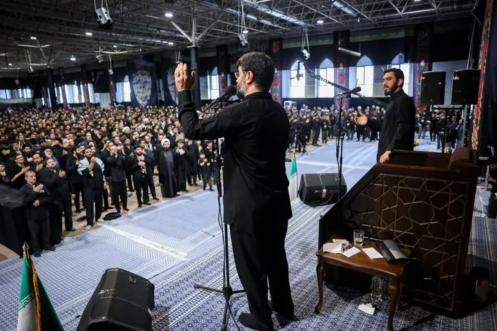 فریادهای لبیک یا حسین (ع) در اربعین حسینی؛ اجتماع پرشور دانشجویان در جوار محل عروج رهبر شهید