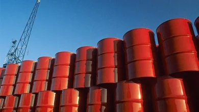 نفت جهانی در سراشیبی: دلایل کاهش ناگهانی قیمت و نقش تحریم‌های آمریکا