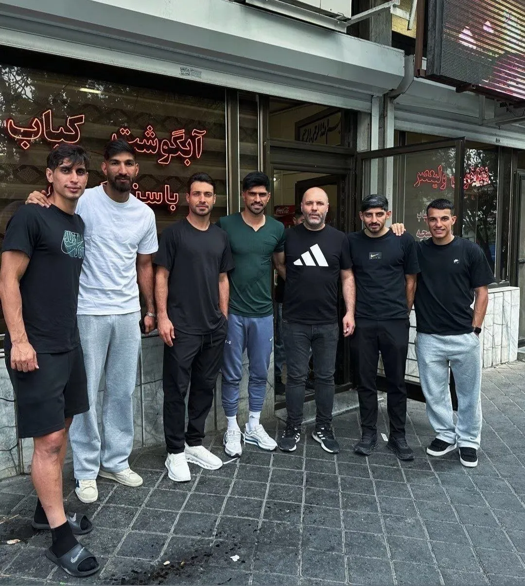 تصویری جالب: جشن آبگوشتی تراکتور پس از برد پرسپولیس!