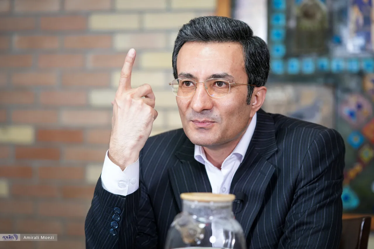 فاجعه آموزشی در ایران: از جنگ و اقتصاد تا کتابهایی که عشق را ممنوع کردهاند!
